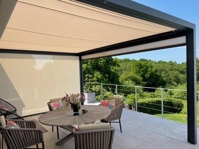 beiger Rollvorhang Sichtschutz auf Terrasse