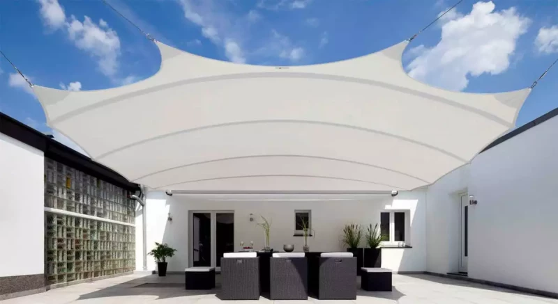 großes, weißes aufrollbares C4Sun Sonnensegel über Terrasse mit Sitzgruppe